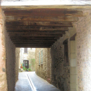 Provence - Sablet - Covered Ruelles or Soutets are very characteristic of very old villages in Provence