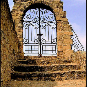 Provence - Chateauneuf du Pape - Gate to Heaven. Image source - www.simplygroups.co.uk