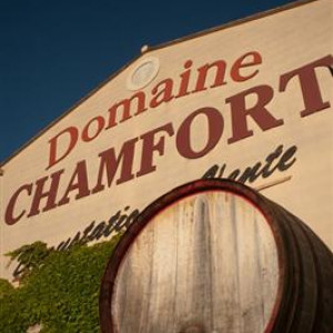 Sablet - the entrance to Domaine Chamfort for tasting (degustation) and sale (vente)