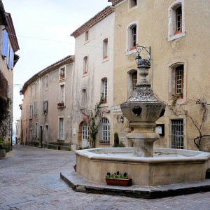 Even in Winter the fountain in Venasque and surrounding houses are extremely picturesque