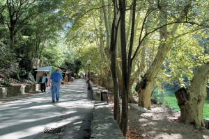 800 meter walkway beside the river leads to the source - Fontaine de Vaucluse 800 meter walkway beside the river leads to the source - Fontaine de Vaucluse
