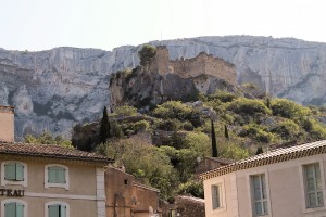 Archbishops Palace in front of the sheer cliffs seen from the town