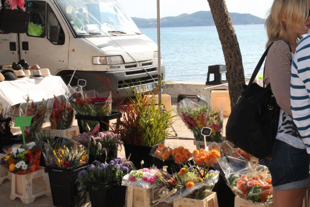 Market along the beach in La Ciotat